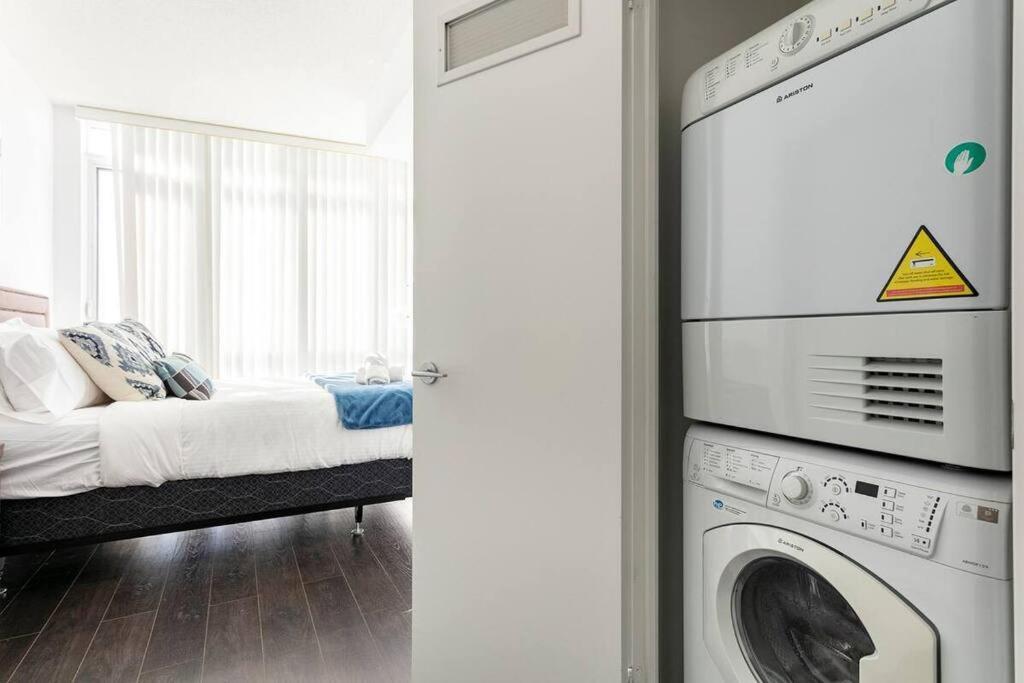 Guestic At Cityplace - Lake View & One Free Parking Toronto Esterno foto