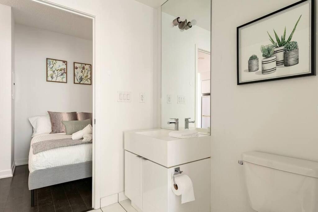 Guestic At Cityplace - Lake View & One Free Parking Toronto Esterno foto
