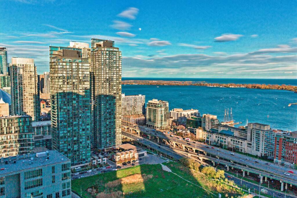 Guestic At Cityplace - Lake View & One Free Parking Toronto Esterno foto
