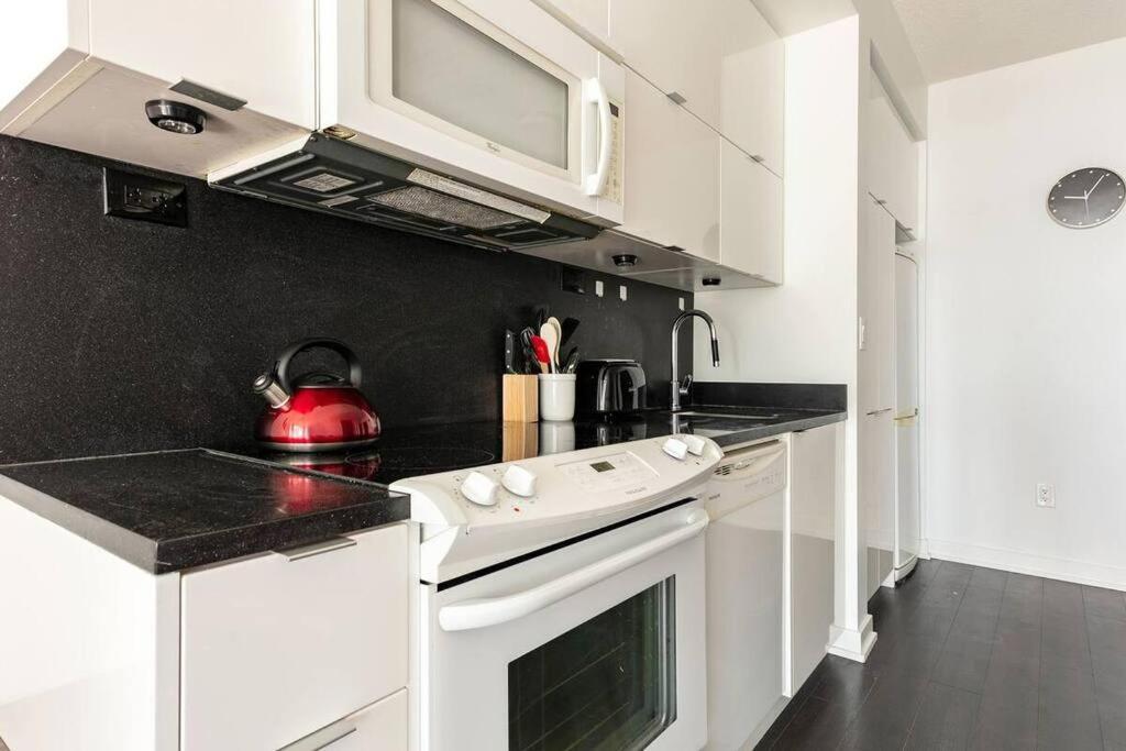 Guestic At Cityplace - Lake View & One Free Parking Toronto Esterno foto